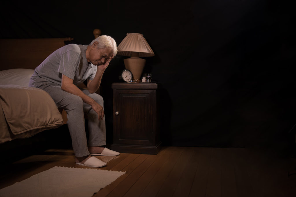 为什么年纪越大越睡不着？睡眠能力下降的原因与应对