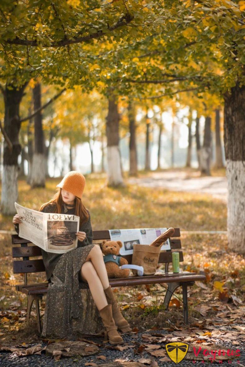 听我的,秋冬公园长椅一定要这样拍好吗?满地落叶的氛围感真的绝了!