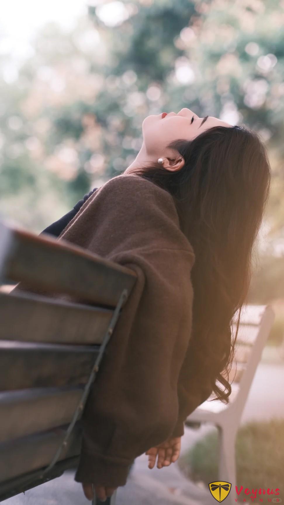 听我的,秋冬公园长椅一定要这样拍好吗?满地落叶的氛围感真的绝了!