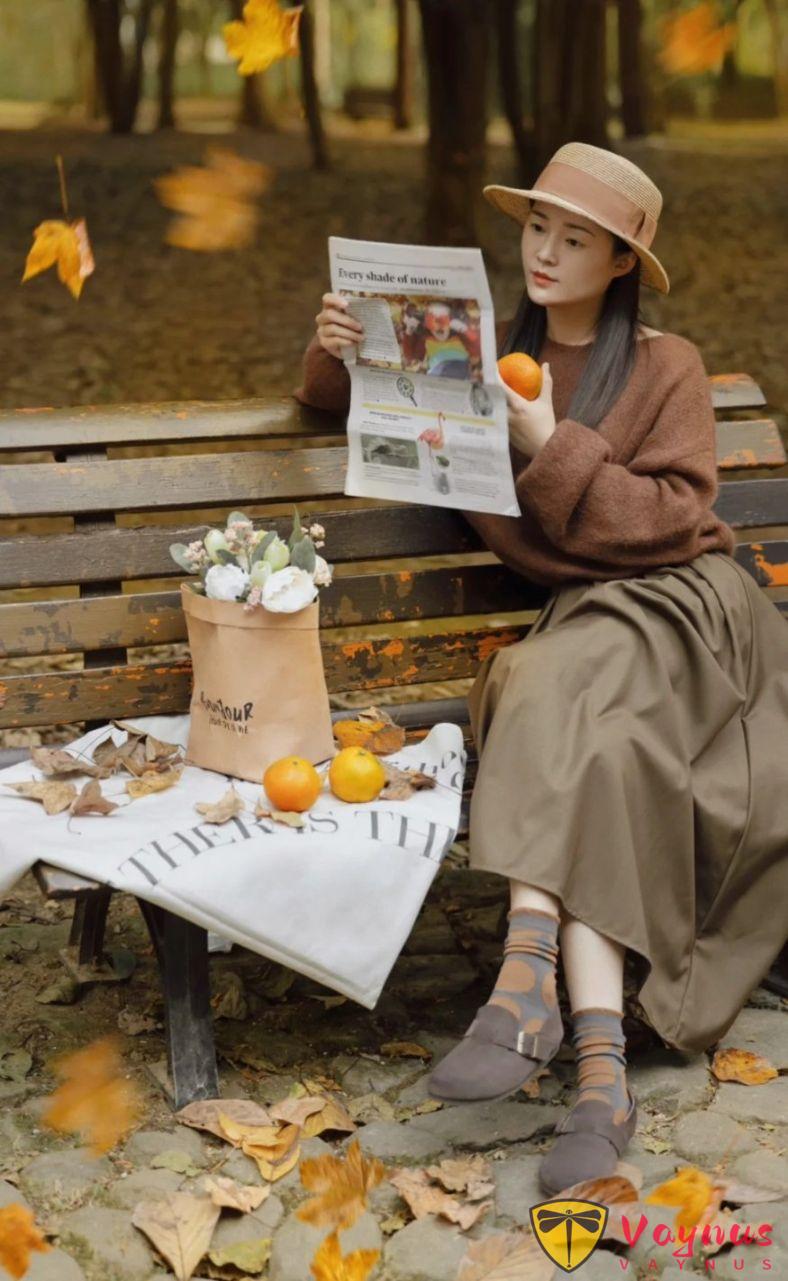 听我的,秋冬公园长椅一定要这样拍好吗?满地落叶的氛围感真的绝了!