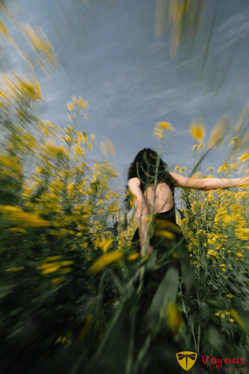 90%的人都不知道,照片的高階,不是清晰,而是“模糊得剛好”,虛焦纔是氛圍感的盡頭