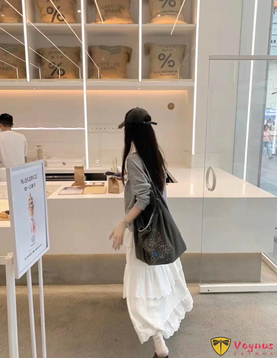 灰色卫衣+小白裙时髦穿搭