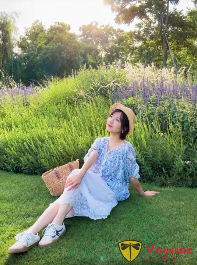 愛拍照又不會擺姿勢的姐妹可以這樣拍,鬆弛拉滿,太美了