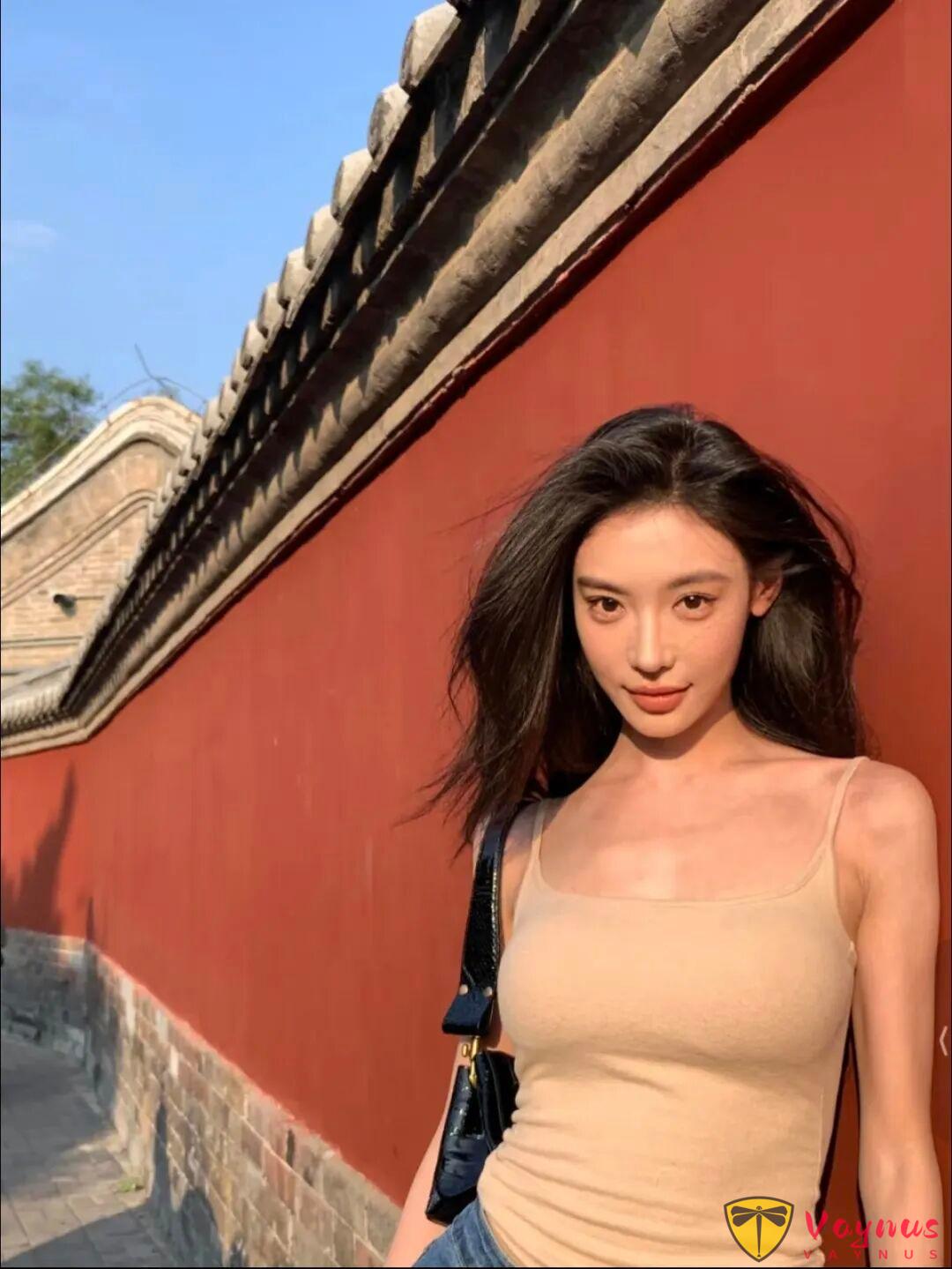 红墙拍照超实用姿势，轻松 get 复古高级感