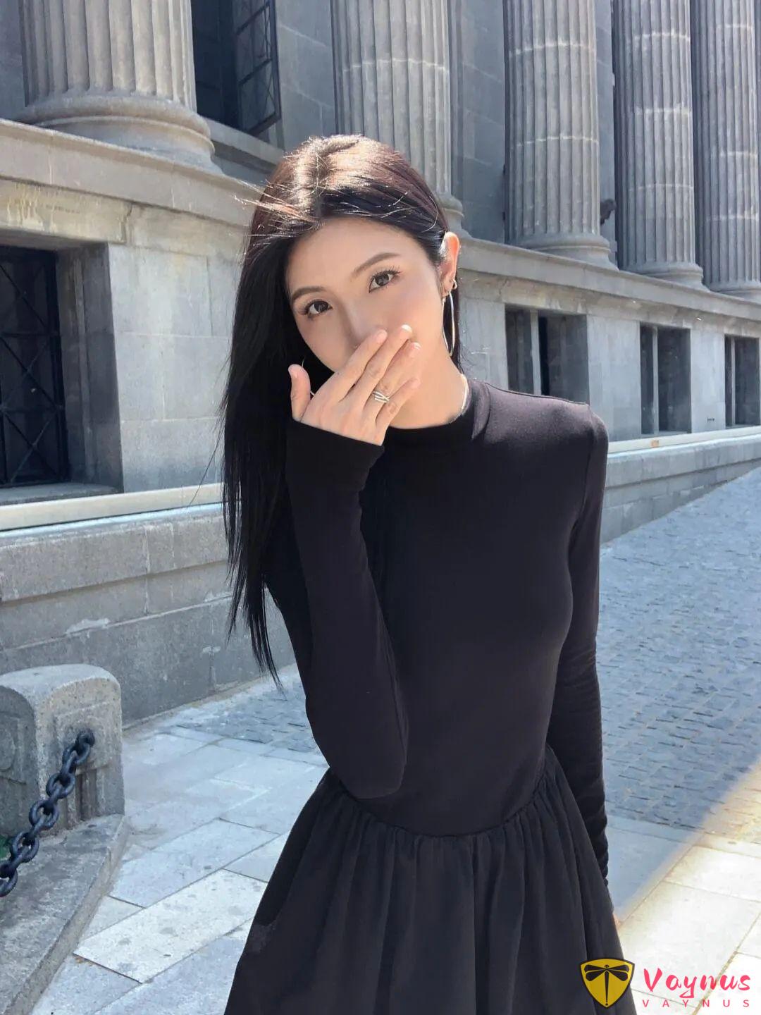 黑裙小姐姐9个经典动作，镜头下的知性美感爆棚，拍出优雅又知性，简约就是高级