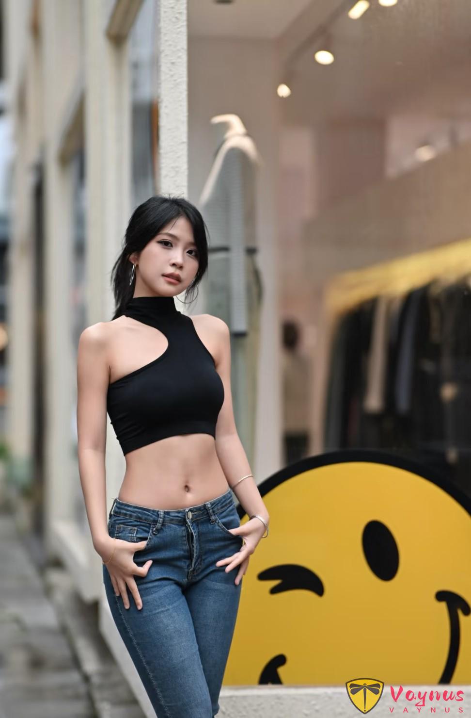 9个牛仔裤街拍姿势，普通人也能穿出超模感，显高显瘦显身材