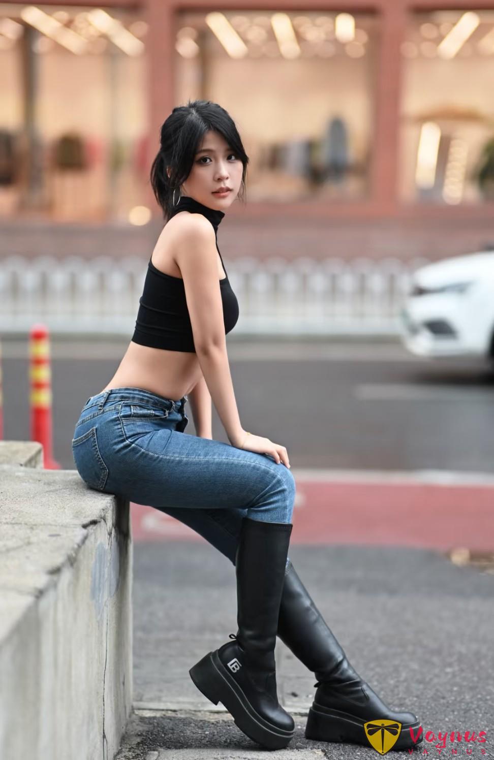 9个牛仔裤街拍姿势，普通人也能穿出超模感，显高显瘦显身材