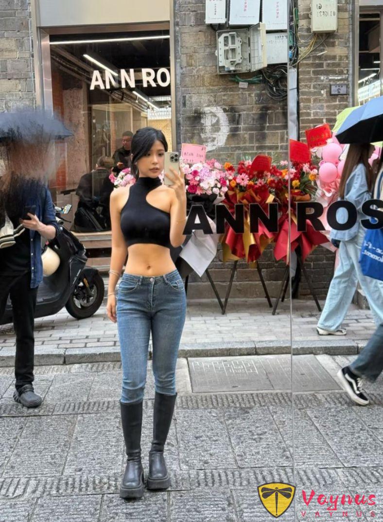 9个牛仔裤街拍姿势，普通人也能穿出超模感，显高显瘦显身材