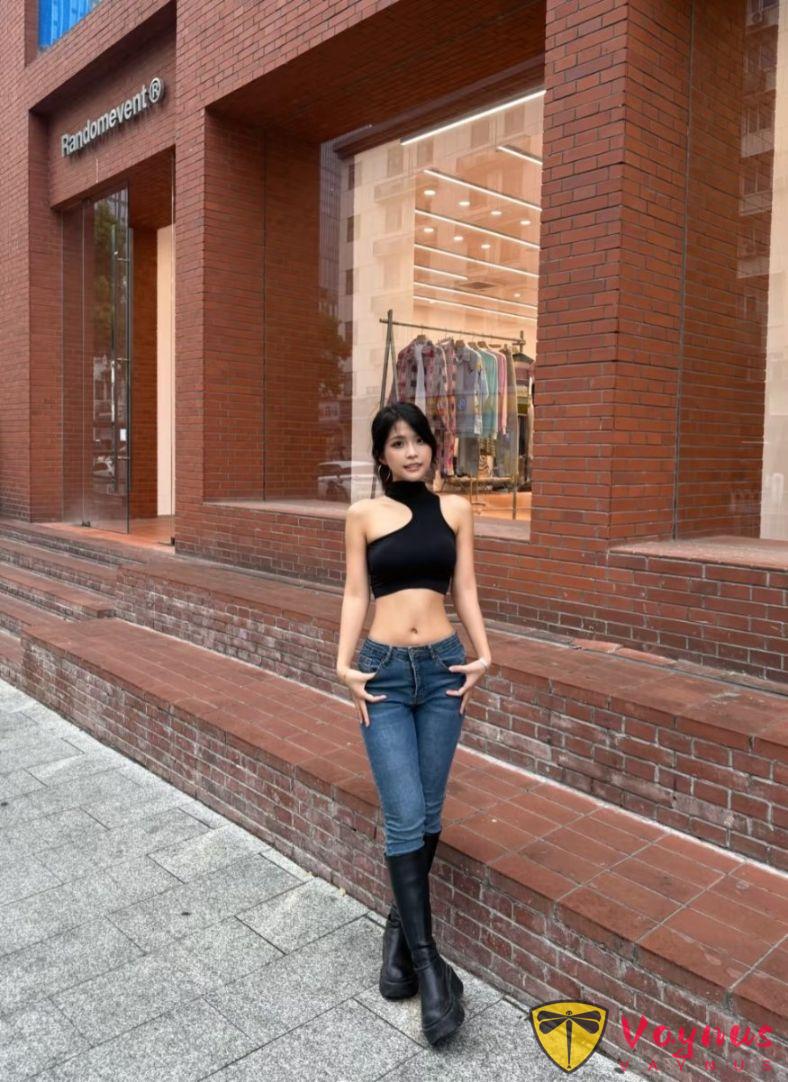 9个牛仔裤街拍姿势，普通人也能穿出超模感，显高显瘦显身材