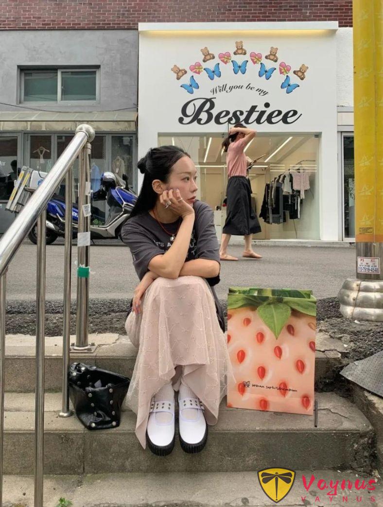 墨灰色T恤怎么搭