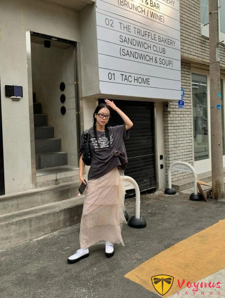 墨灰色T恤怎么搭