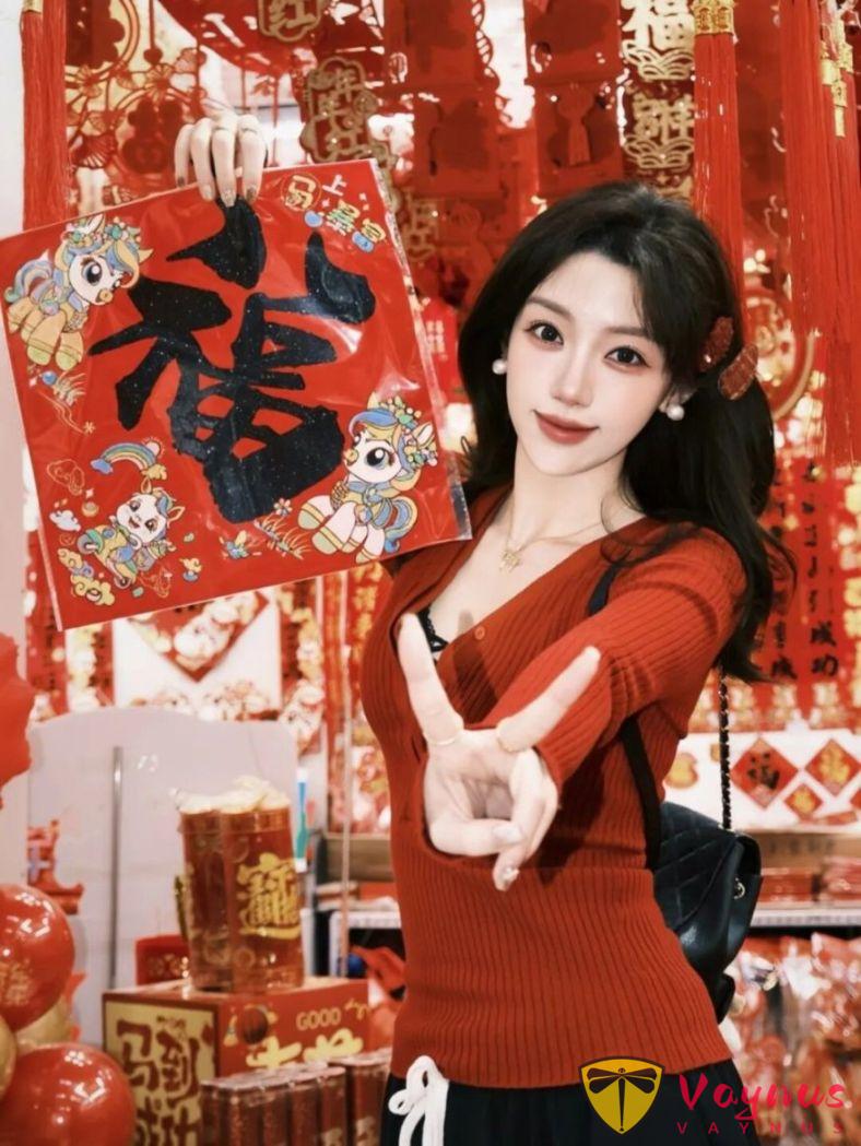 誰說年貨攤不能出大片？9個新年掃街拍照姿勢，有煙火氣更有高階感