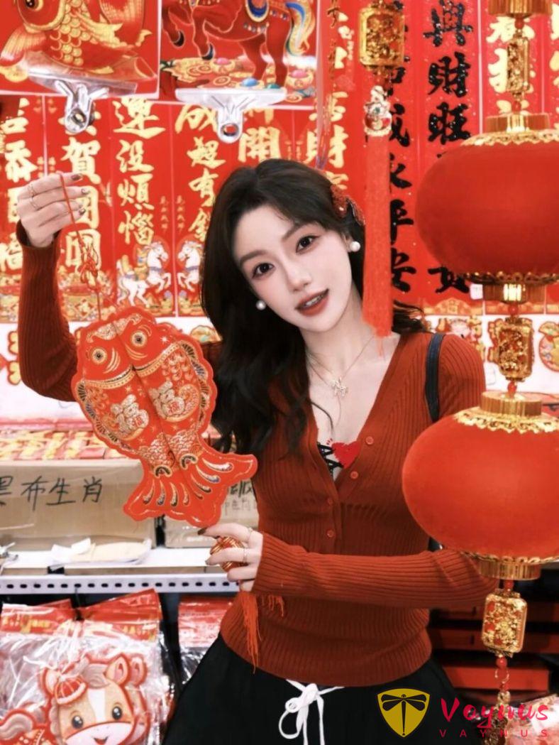 誰說年貨攤不能出大片？9個新年掃街拍照姿勢，有煙火氣更有高階感