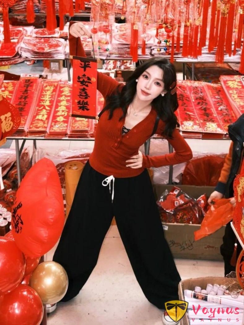 誰說年貨攤不能出大片？9個新年掃街拍照姿勢，有煙火氣更有高階感