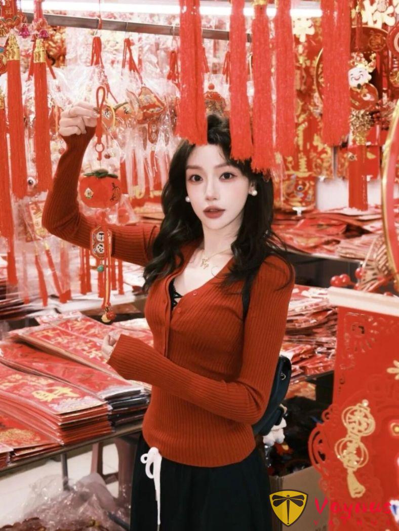 誰說年貨攤不能出大片？9個新年掃街拍照姿勢，有煙火氣更有高階感