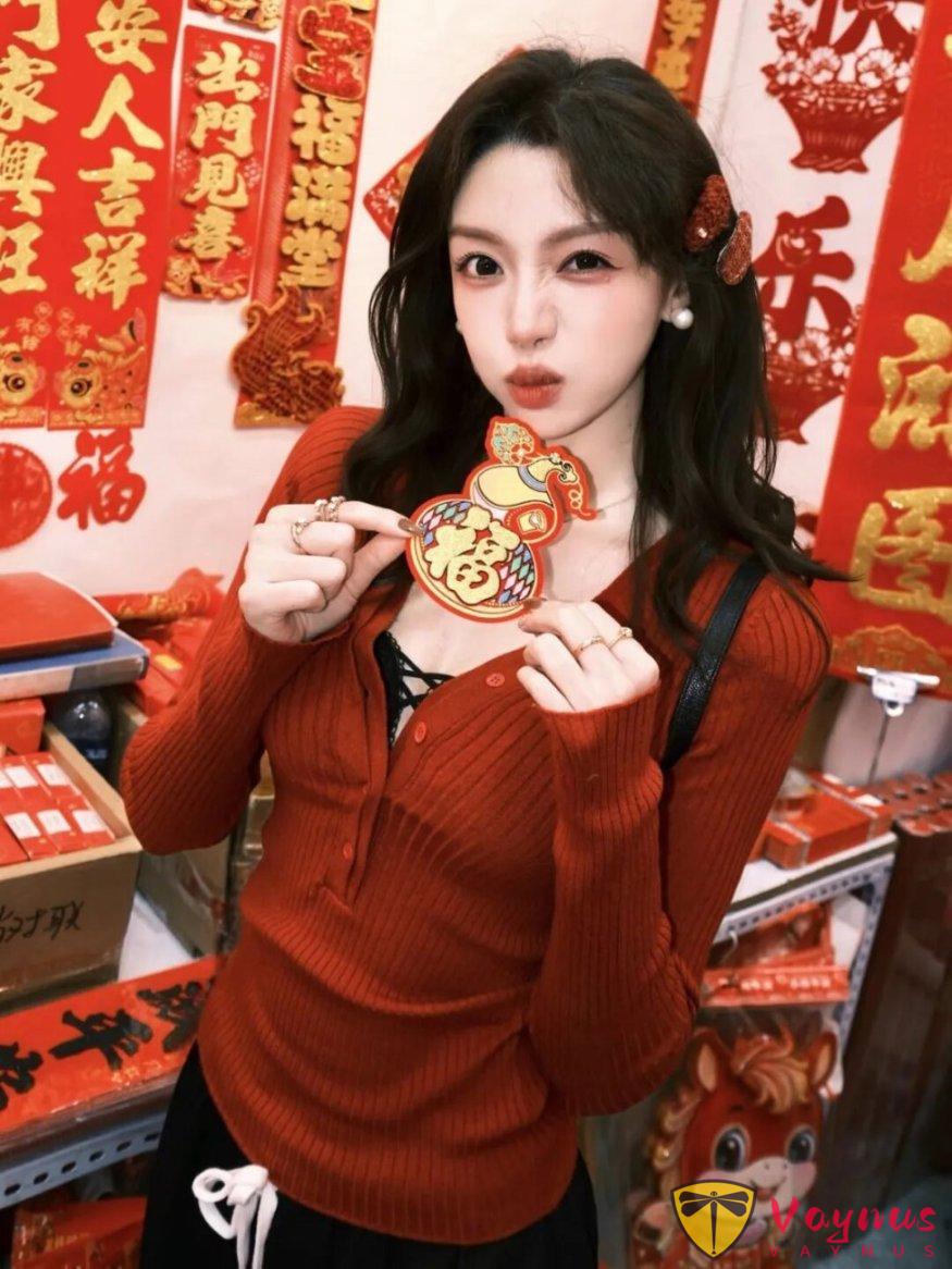 誰說年貨攤不能出大片？9個新年掃街拍照姿勢，有煙火氣更有高階感