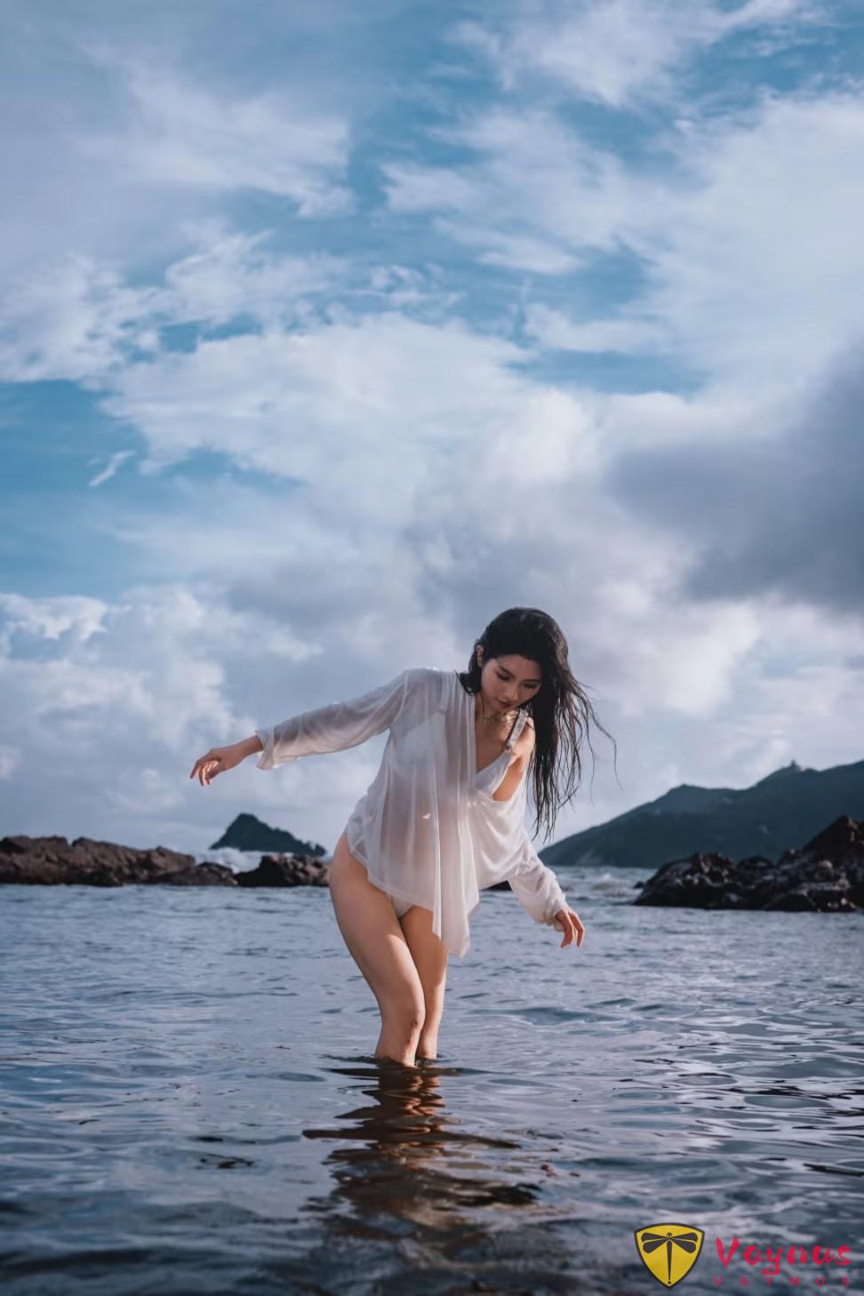 海边比基尼写真，8个高级感姿势，拍照不尴尬，自信大方显身材