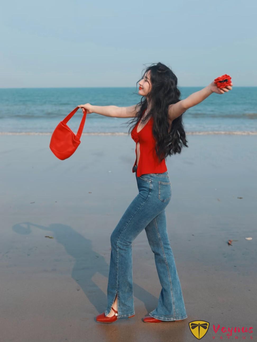 红色复古穿搭,9个海边拍照姿势,温柔性感又迷人,出片率100%