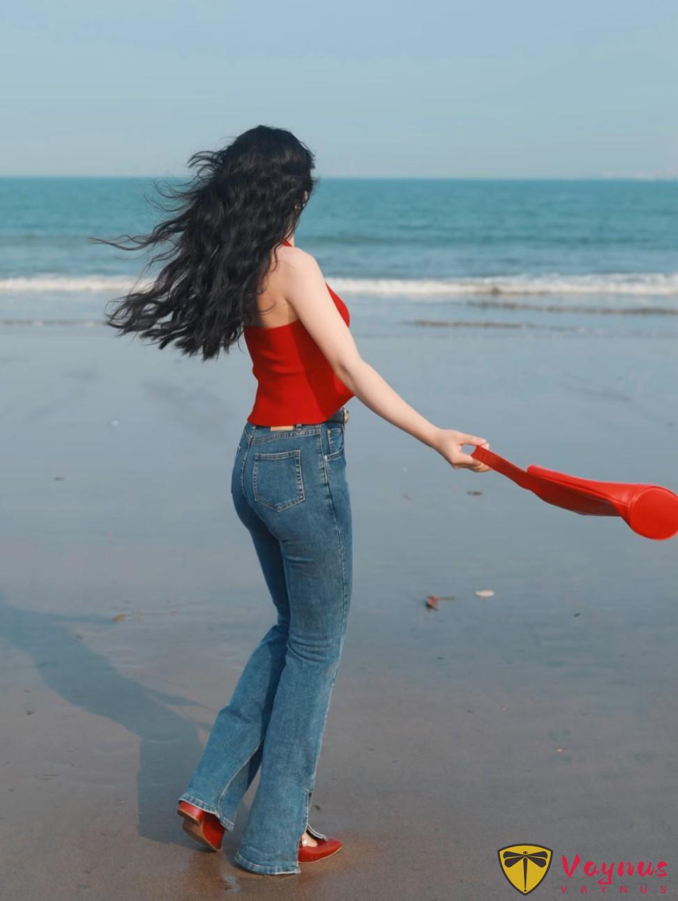 红色复古穿搭,9个海边拍照姿势,温柔性感又迷人,出片率100%