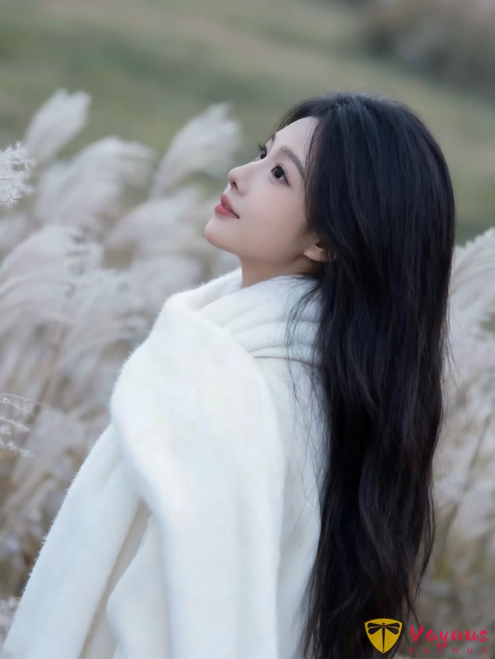 白色大衣纔是秋冬氛圍感密碼!7個蘆葦蕩拍照姿勢,溫柔氣質狠狠拿捏