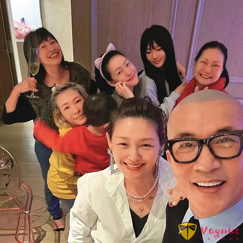 S媽 人前手挽手，人後律師團！