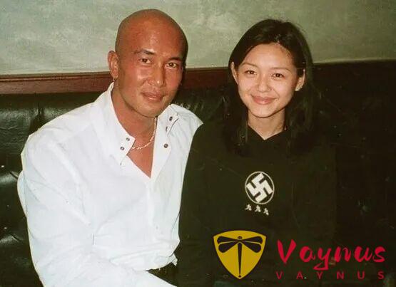 S媽 人前手挽手，人後律師團！