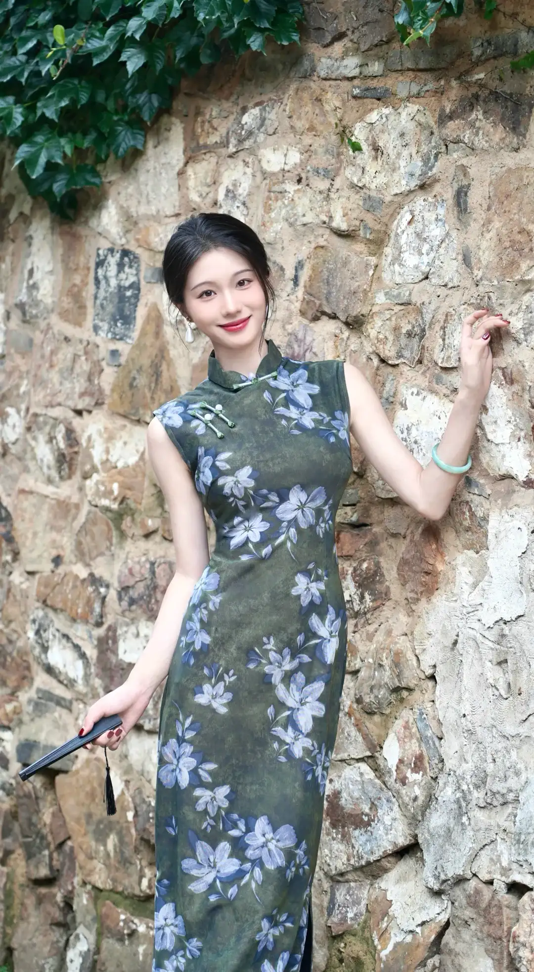 1792373189694051320.webp 女生穿旗袍就這麼拍!5個拍照小技巧,簡單好學又顯身材,氛圍感拉滿