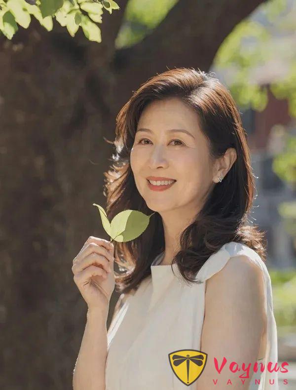中年女士拍照，拒绝“剪刀手”，4个拍照技巧姿势，优雅气质，自然随性不做作！