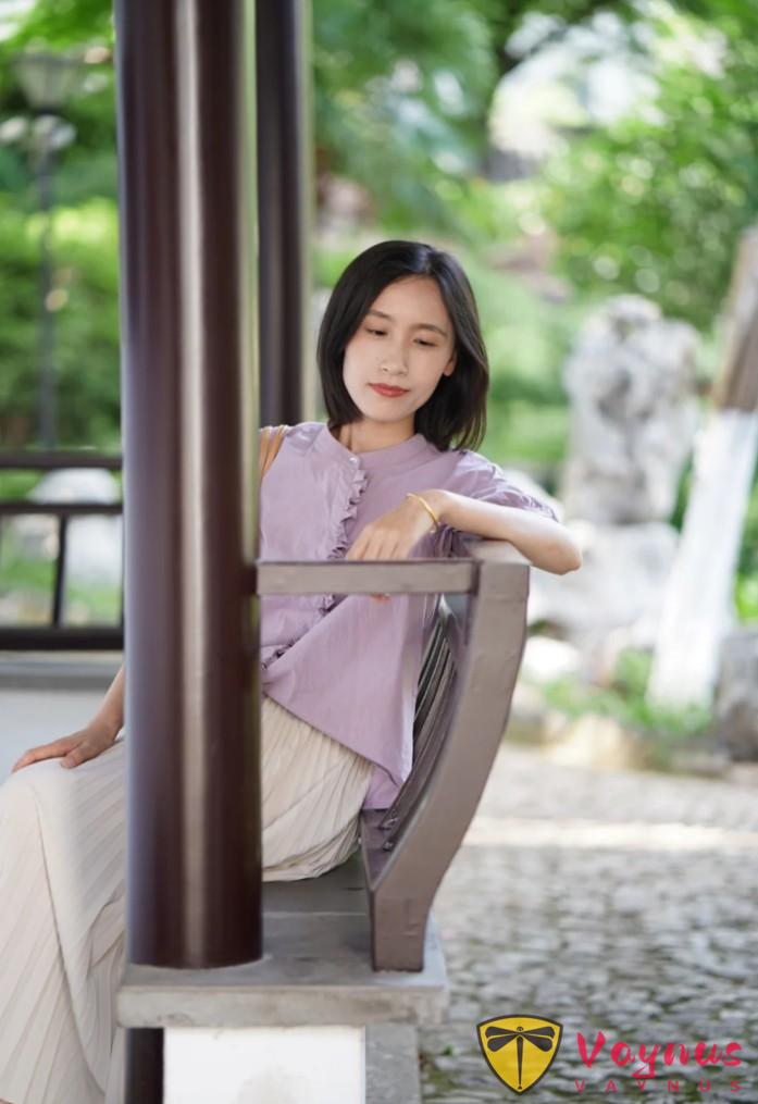 中年女士拍照，拒绝“剪刀手”，4个拍照技巧姿势，优雅气质，自然随性不做作！