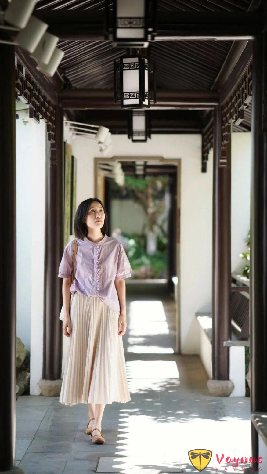 中年女士拍照，拒绝“剪刀手”，4个拍照技巧姿势，优雅气质，自然随性不做作！
