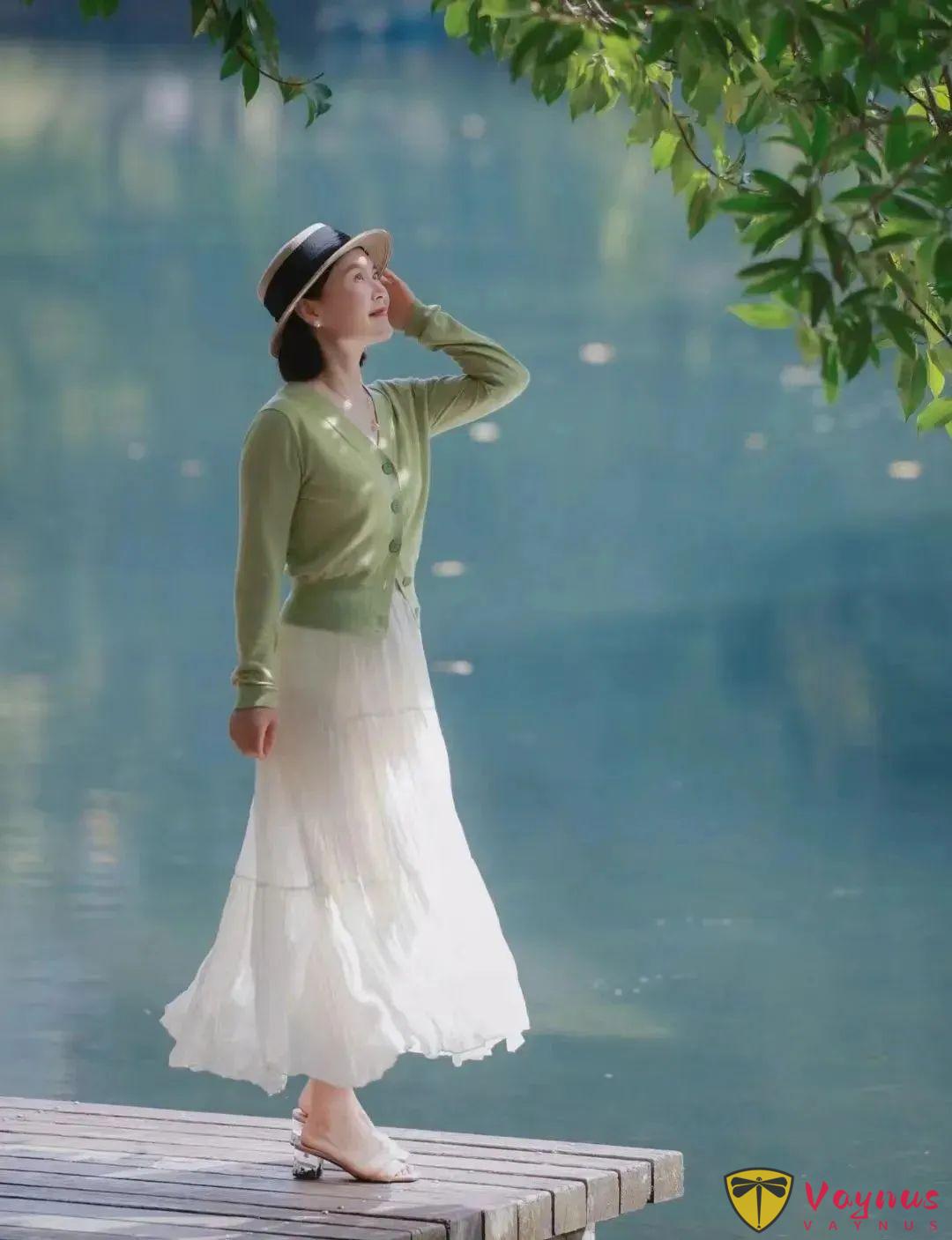 中年女士拍照，拒绝“剪刀手”，4个拍照技巧姿势，优雅气质，自然随性不做作！