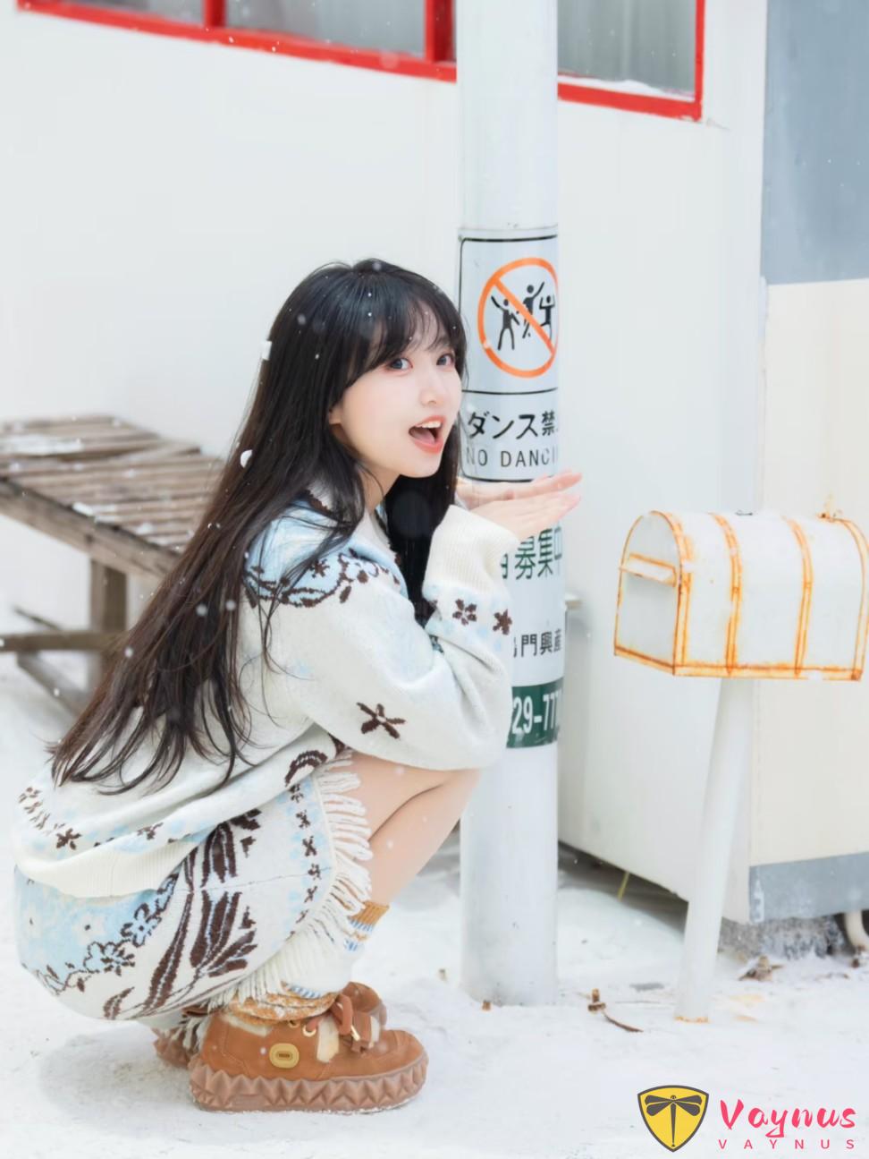 下雪天的正确打开方式!9个甜妹拍照姿势,温柔又治愈,甜过初恋