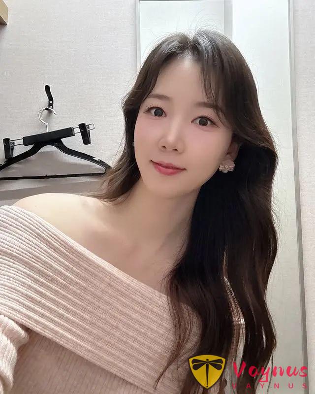 韓國美女主持人，身材好氣質佳，成熟又穩重