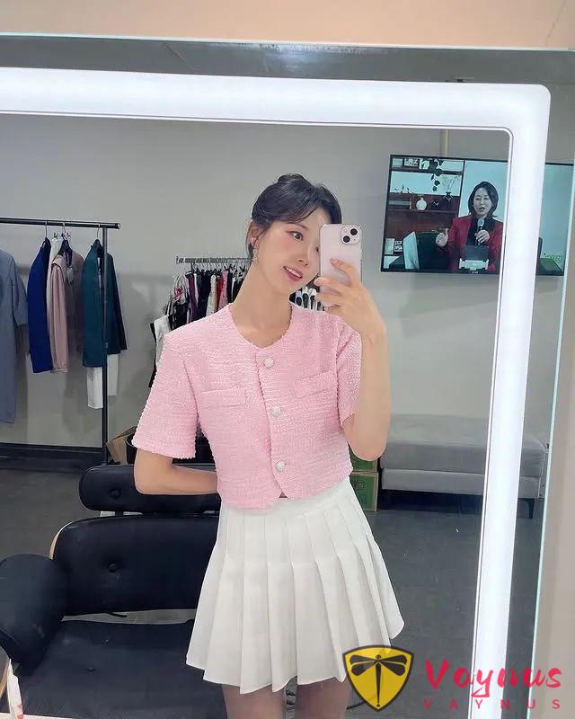 韓國美女主持人，身材好氣質佳，成熟又穩重