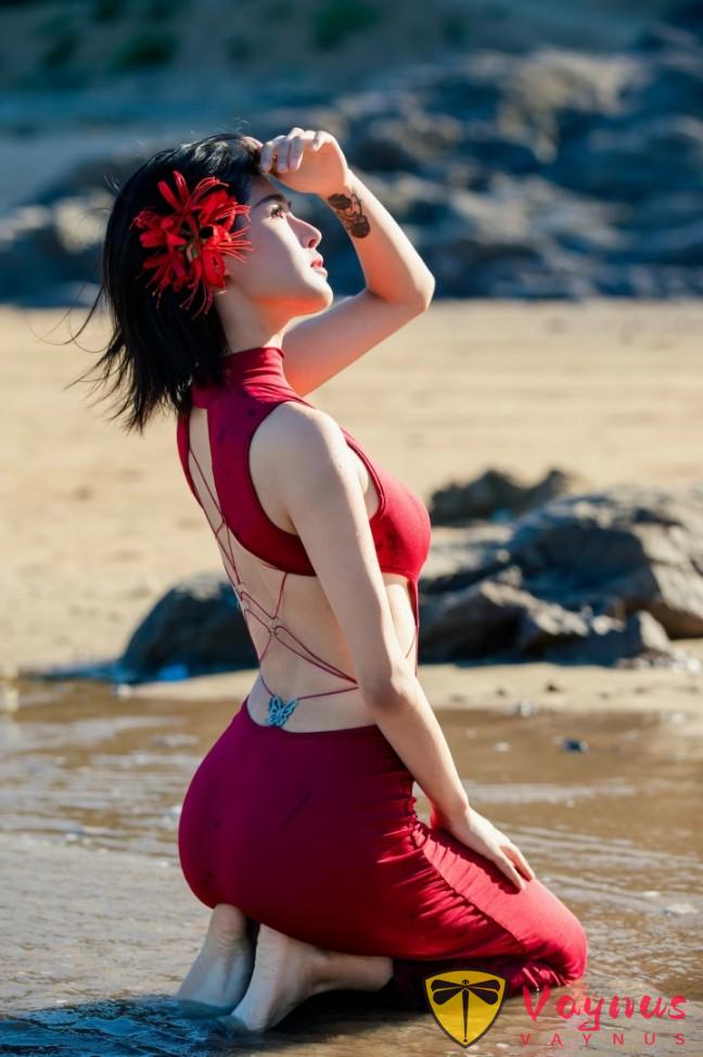 去海邊玩，紅裙纔是正確開啟方式！9個動作，拍出絕美S線