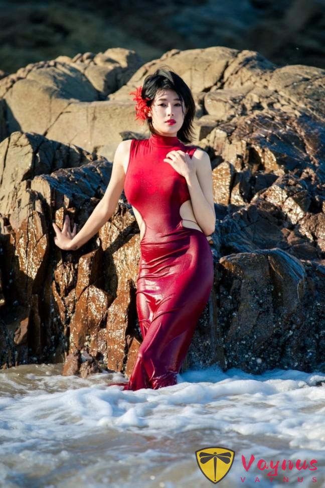 去海邊玩，紅裙纔是正確開啟方式！9個動作，拍出絕美S線
