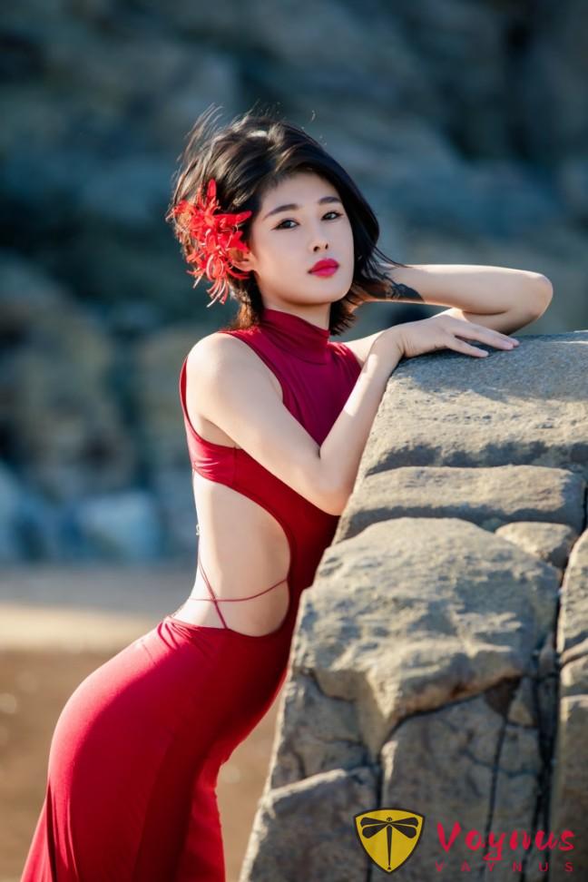 去海邊玩，紅裙纔是正確開啟方式！9個動作，拍出絕美S線