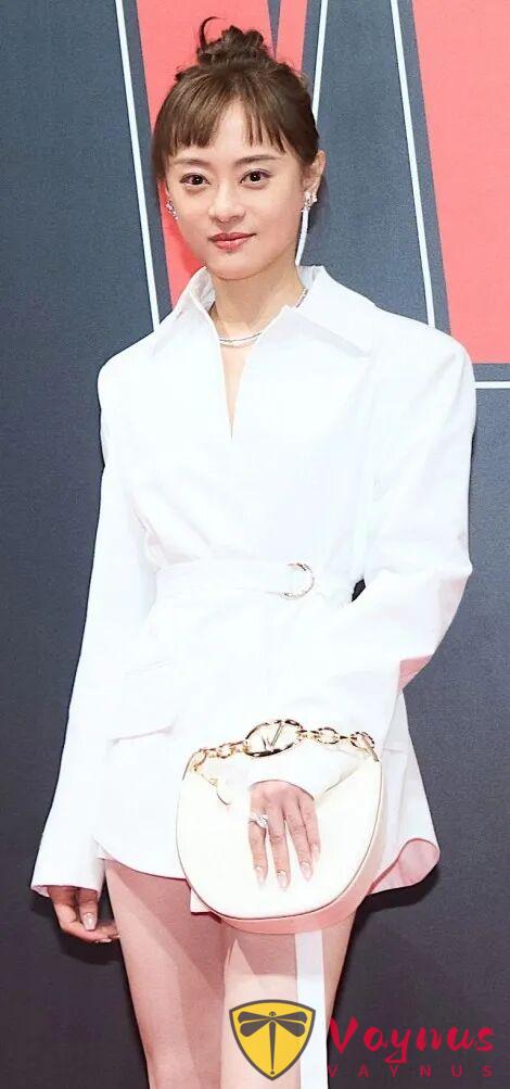 全網狂嘲她的造型土氣，但她明明是旗裝第一美女……