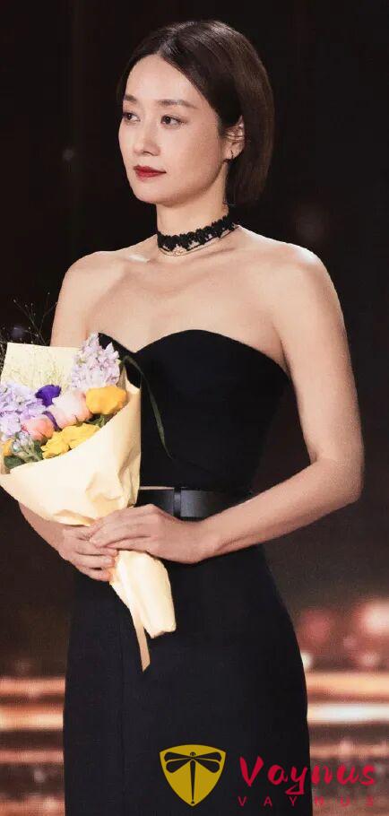 全網狂嘲她的造型土氣，但她明明是旗裝第一美女……