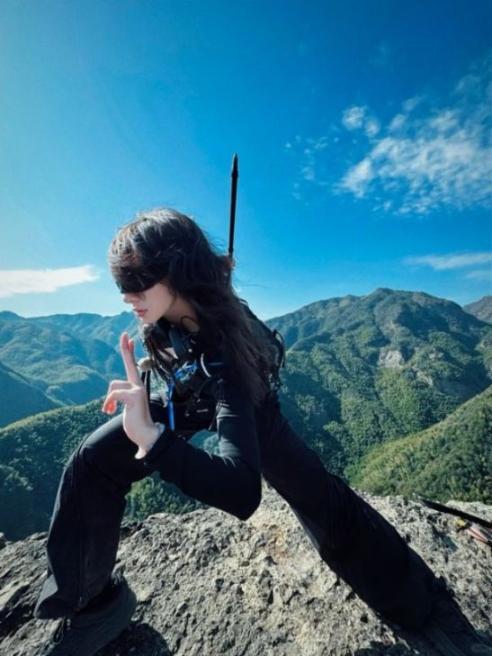 爆火的戶外徒步登山拍照姿勢，當代年輕人登山姿勢，簡單卻有效，真的好酷！