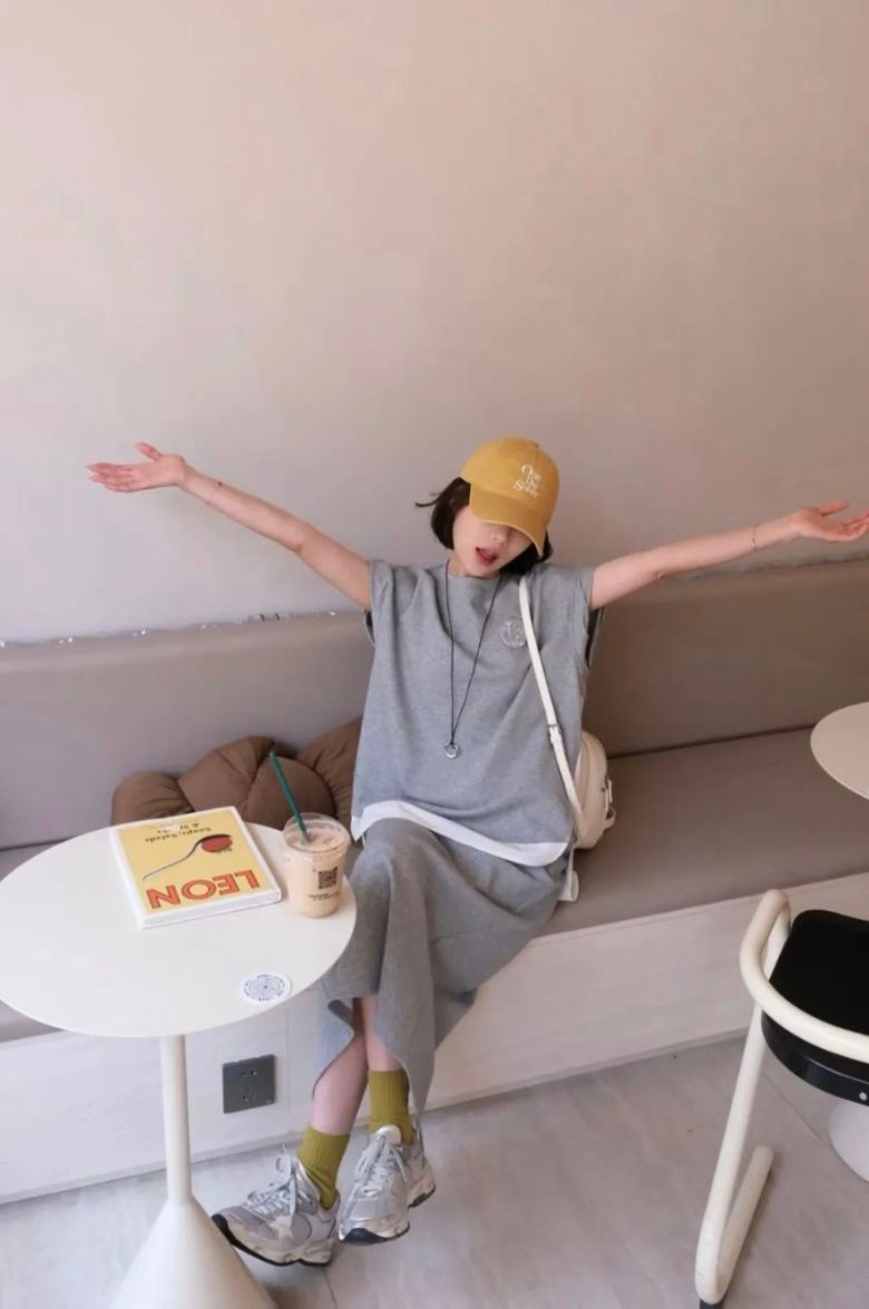 灰色卫衣卫裙套装穿搭