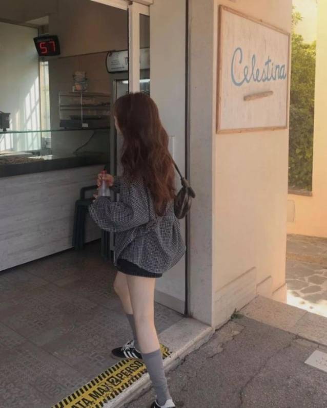 夏季黑色格子衬衫的高级穿搭