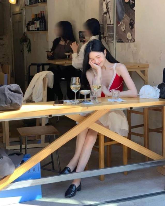 法式红色吊带的穿搭灵感