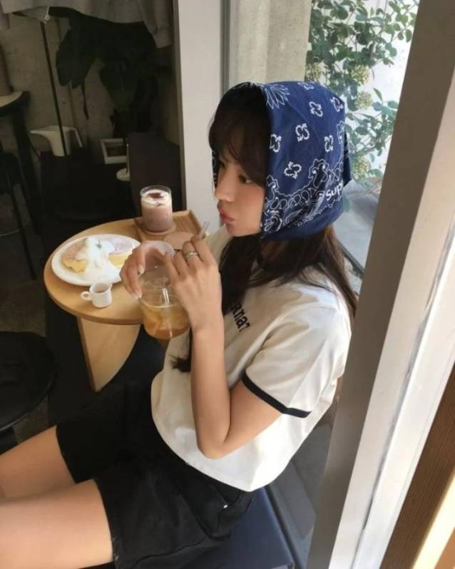 T恤＋牛仔短裤舒适优美穿搭