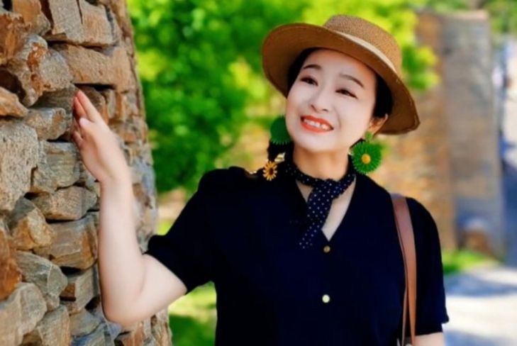 7个中年女士靠墙拍照姿势，一学就会，拍照优雅气质，随性不做作！
