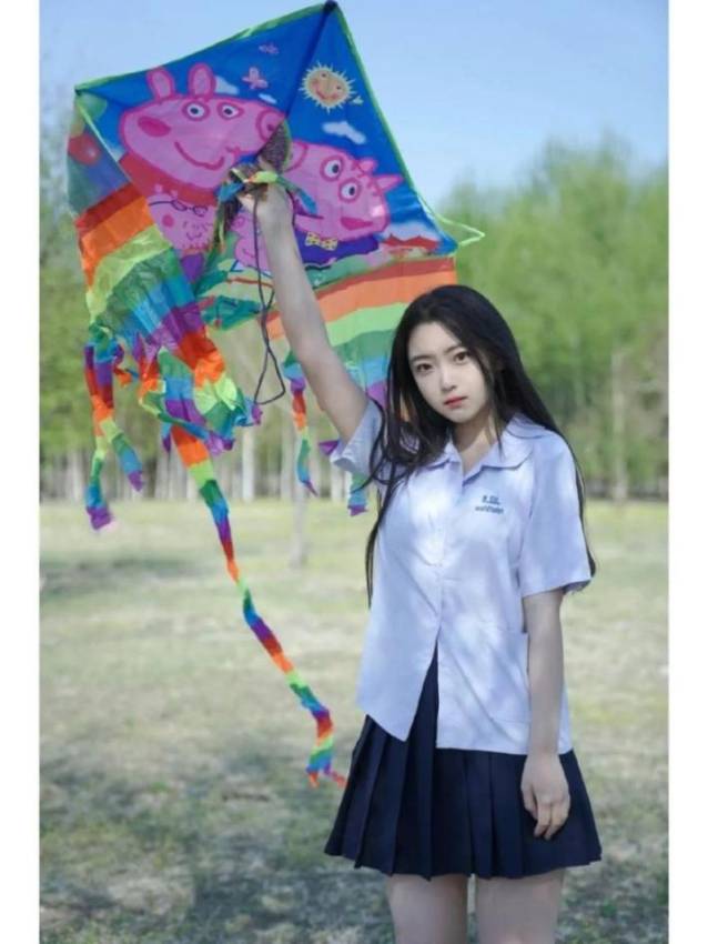 操场林荫拍照6式，白衬衫+自行车组合拍出电影感，阳光女孩都该试试的动作