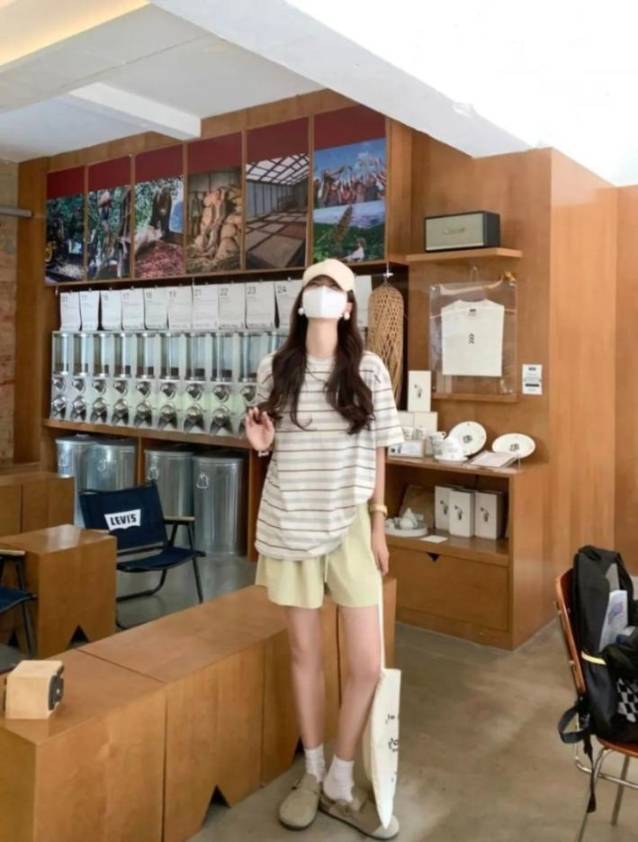 条纹T恤带来的松弛感