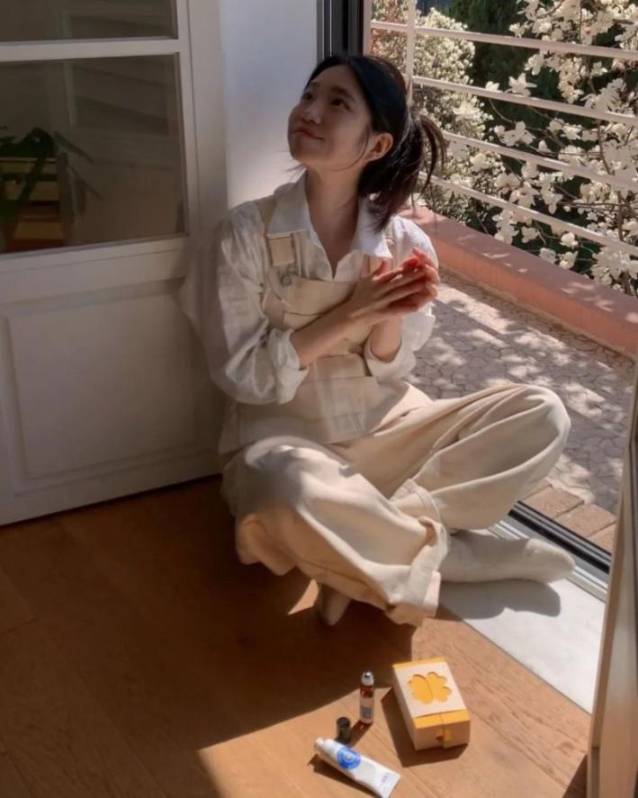 白衬衫+奶油色背带裤