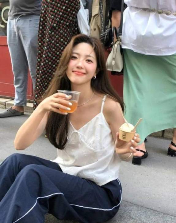 ins博主的韩系混搭，浪漫蕾丝吊带小衫搭配运动风长裤