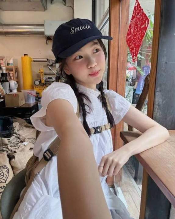 可可爱爱的韩国小姐姐连衣裙+棒球帽休闲穿搭
